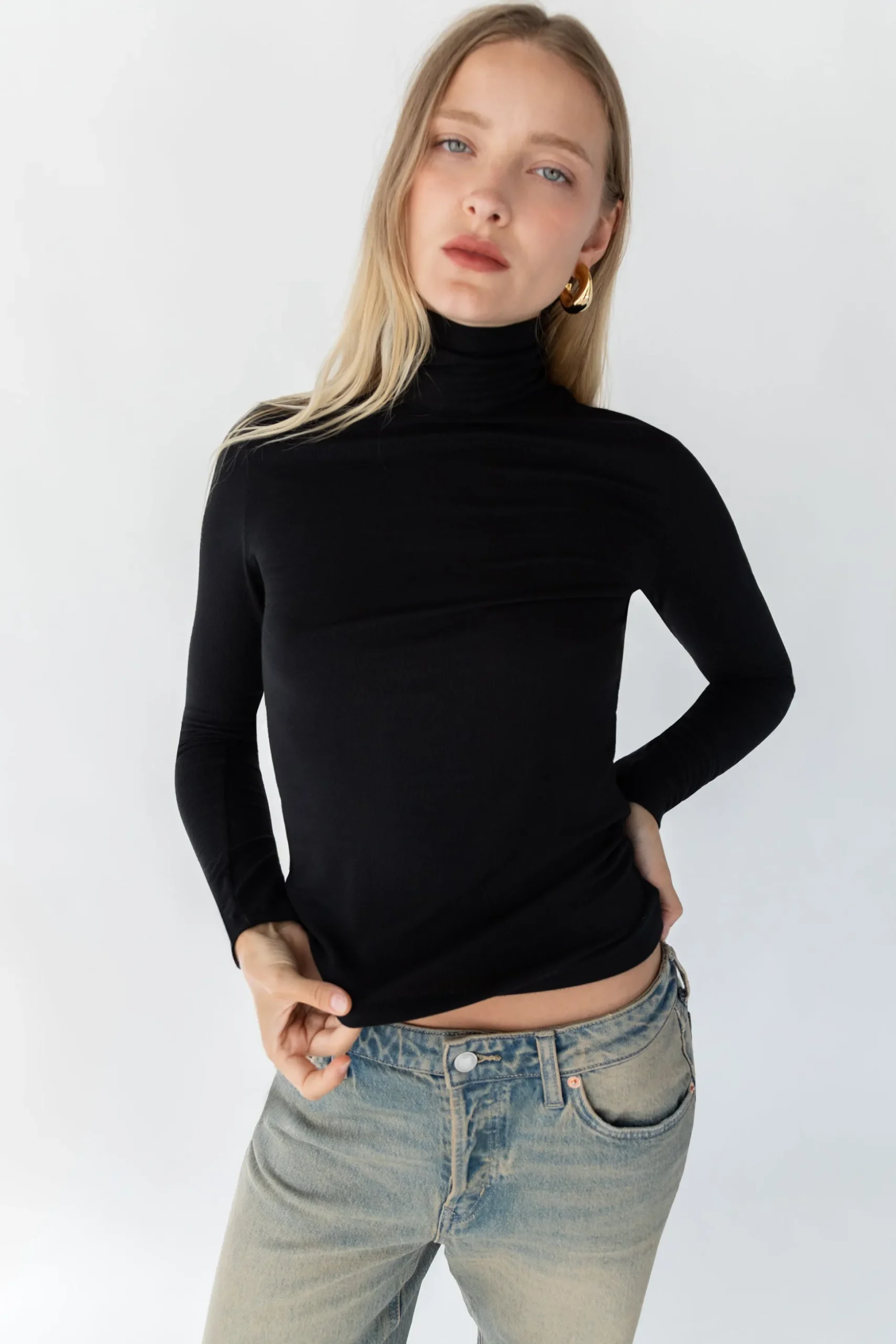 FINE KNIT TURTLENECK TOP