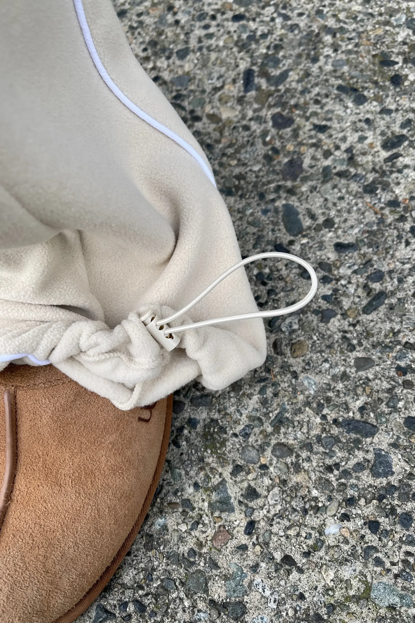 FLEECE PANT WITH CONTRAST PIPING