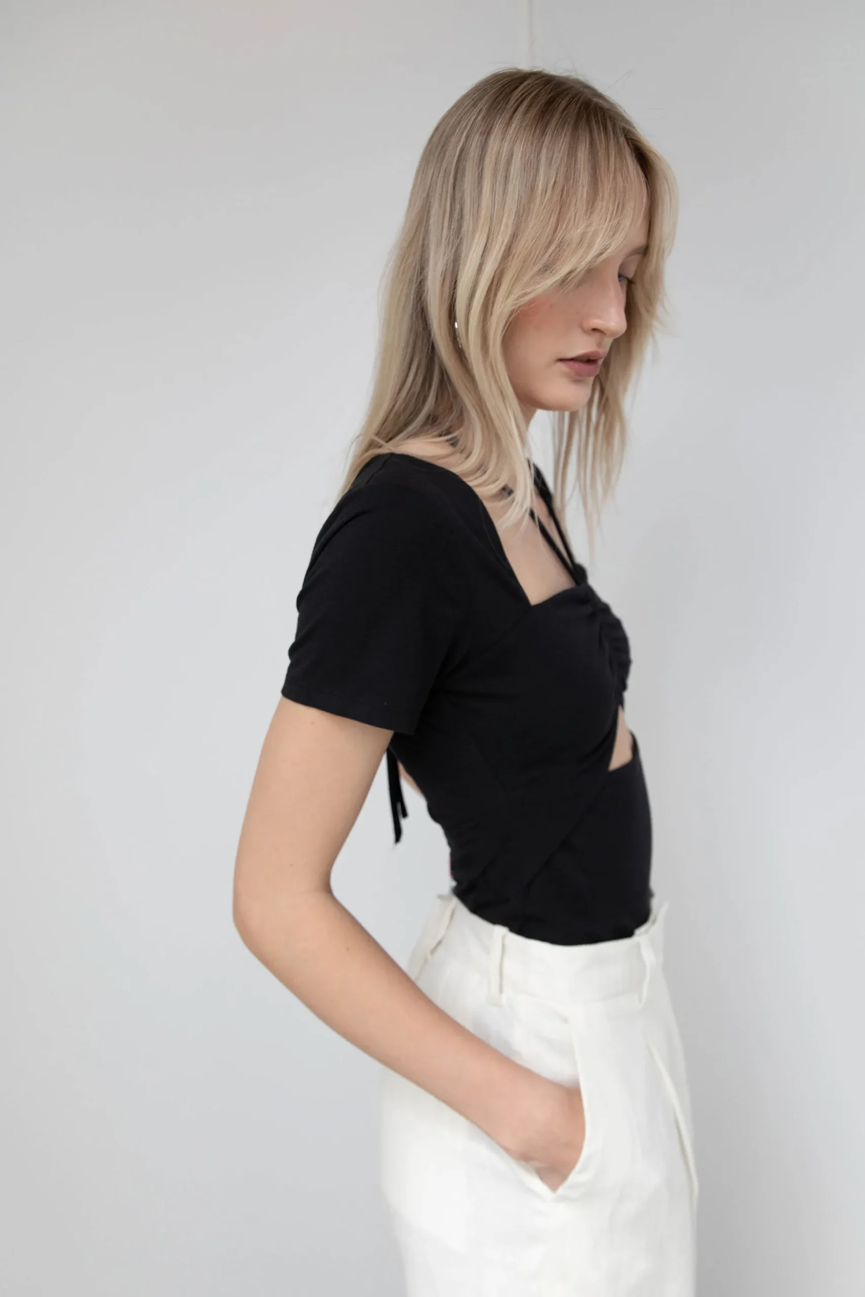 HALTER NECK CUTOUT TEE