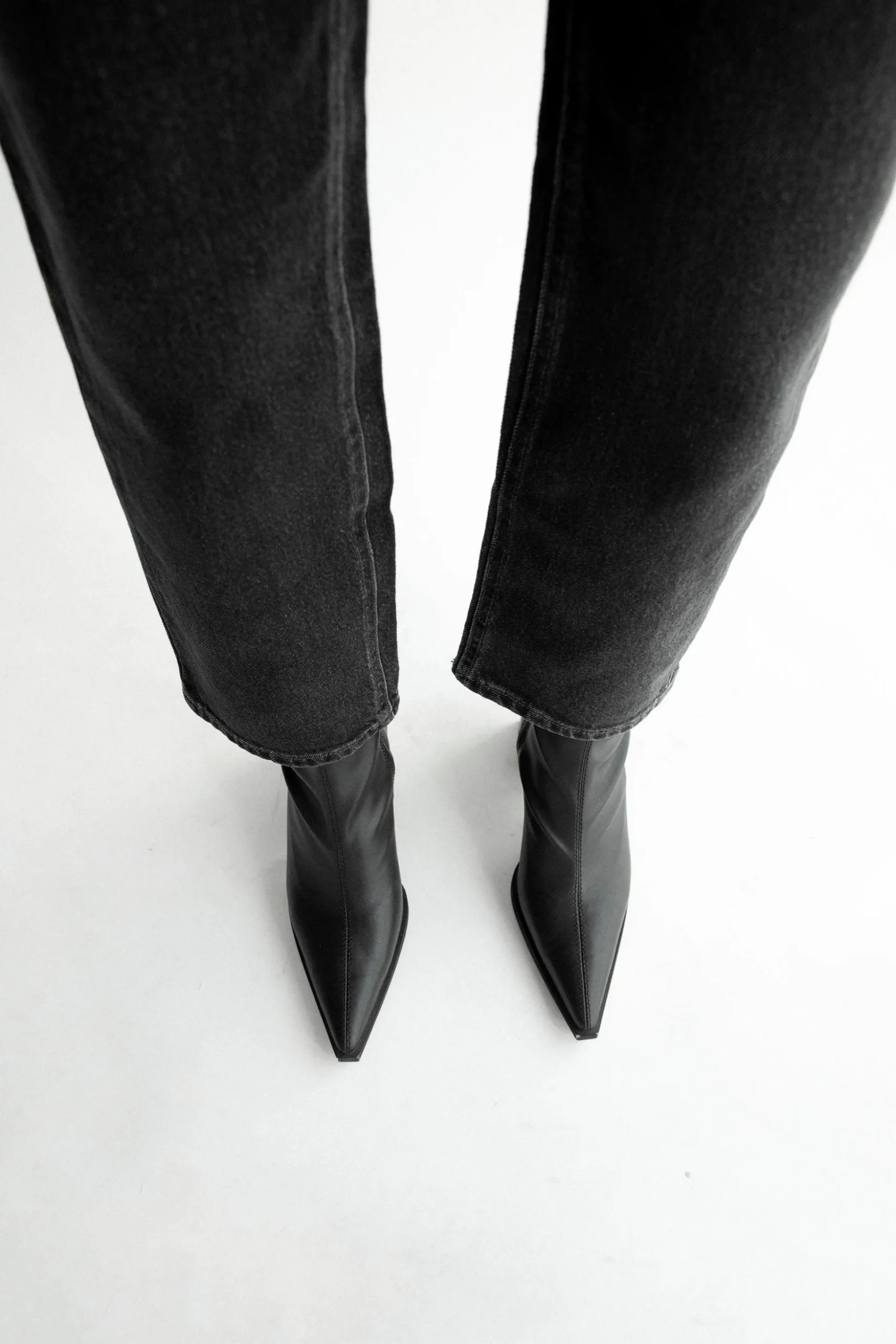 OAK ESSENTIAL STRAIGHT LEG HIGH-RISE JEAN
