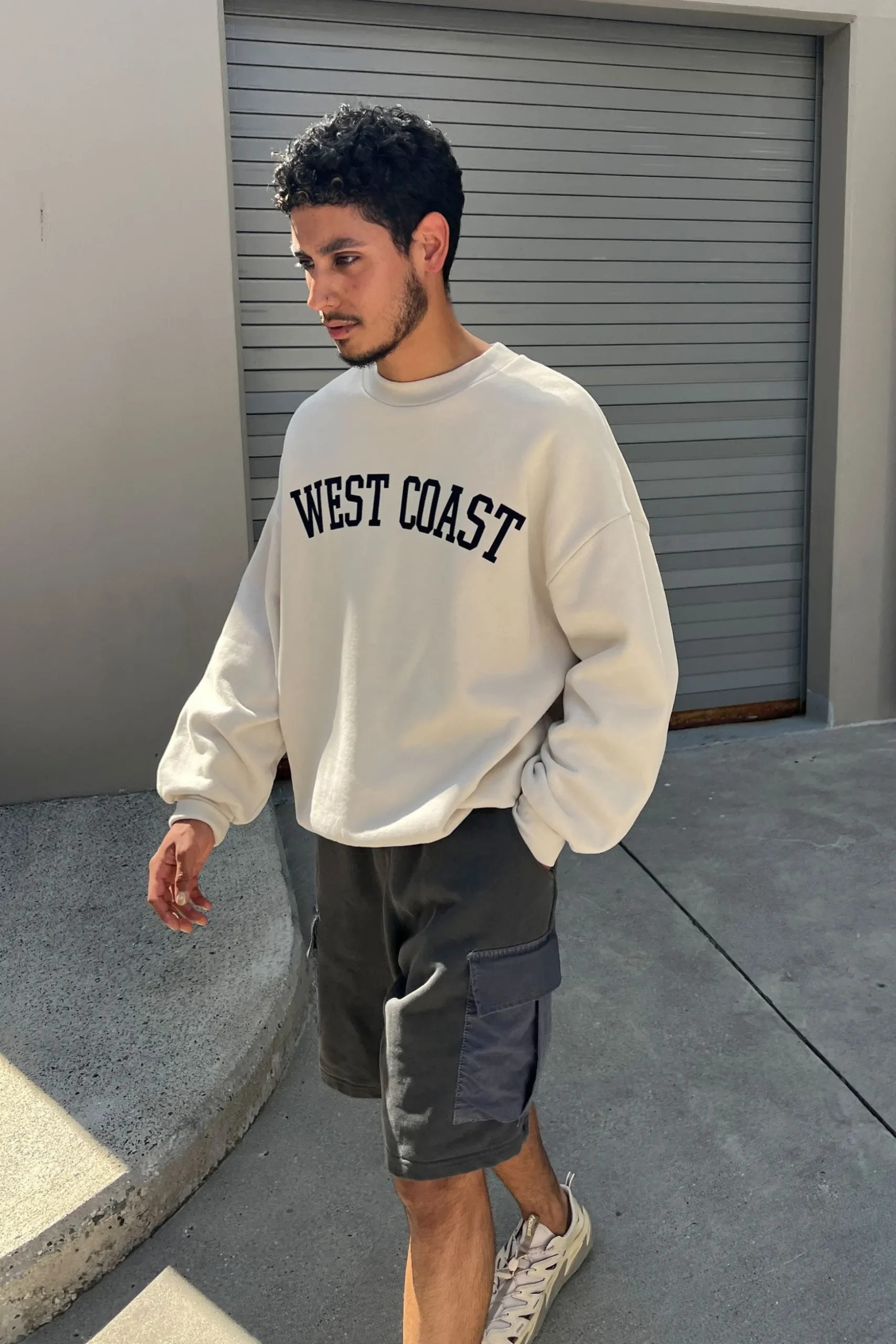 OVERSIZED GRAPHIC SWEATSHIRT