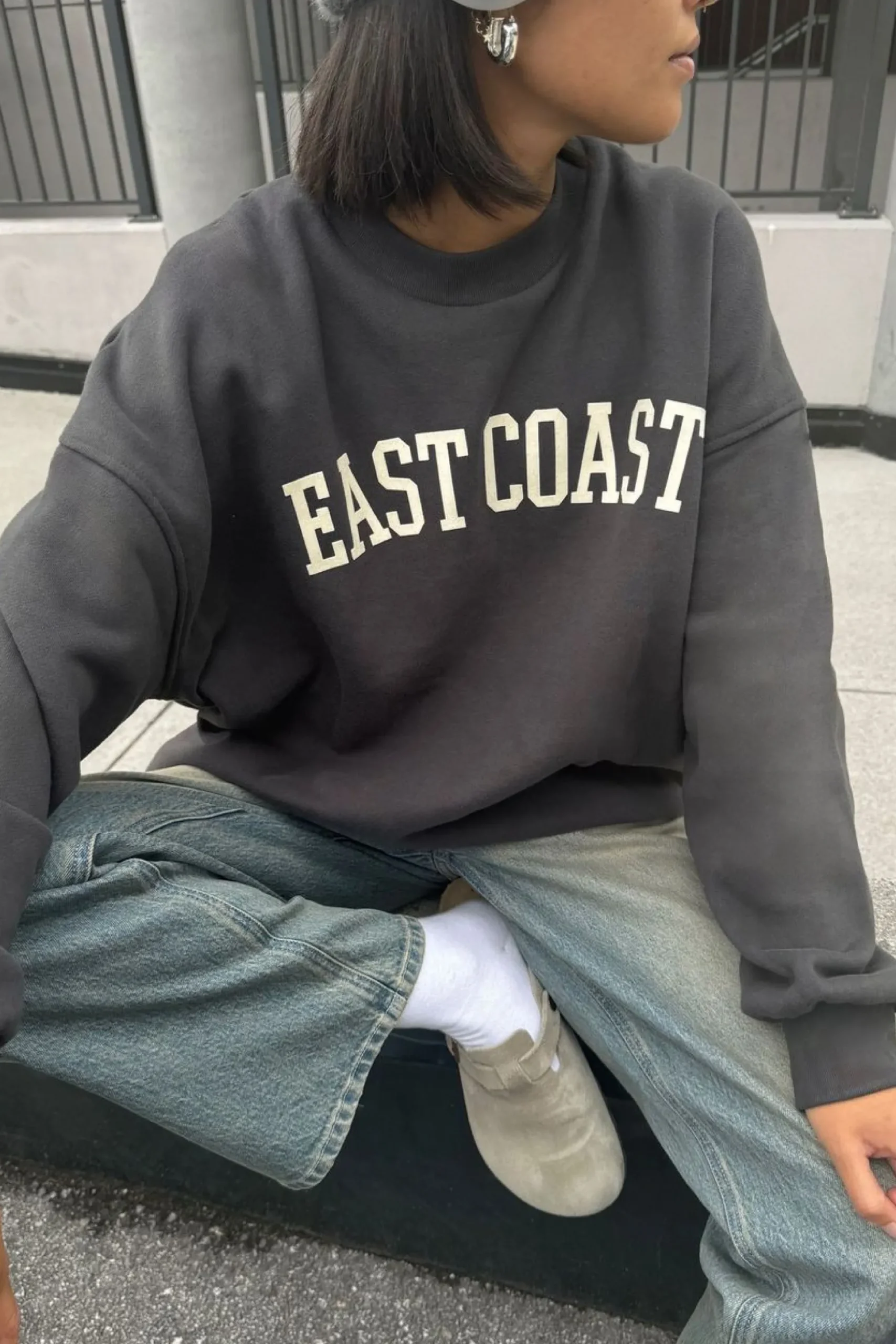 OVERSIZED GRAPHIC SWEATSHIRT