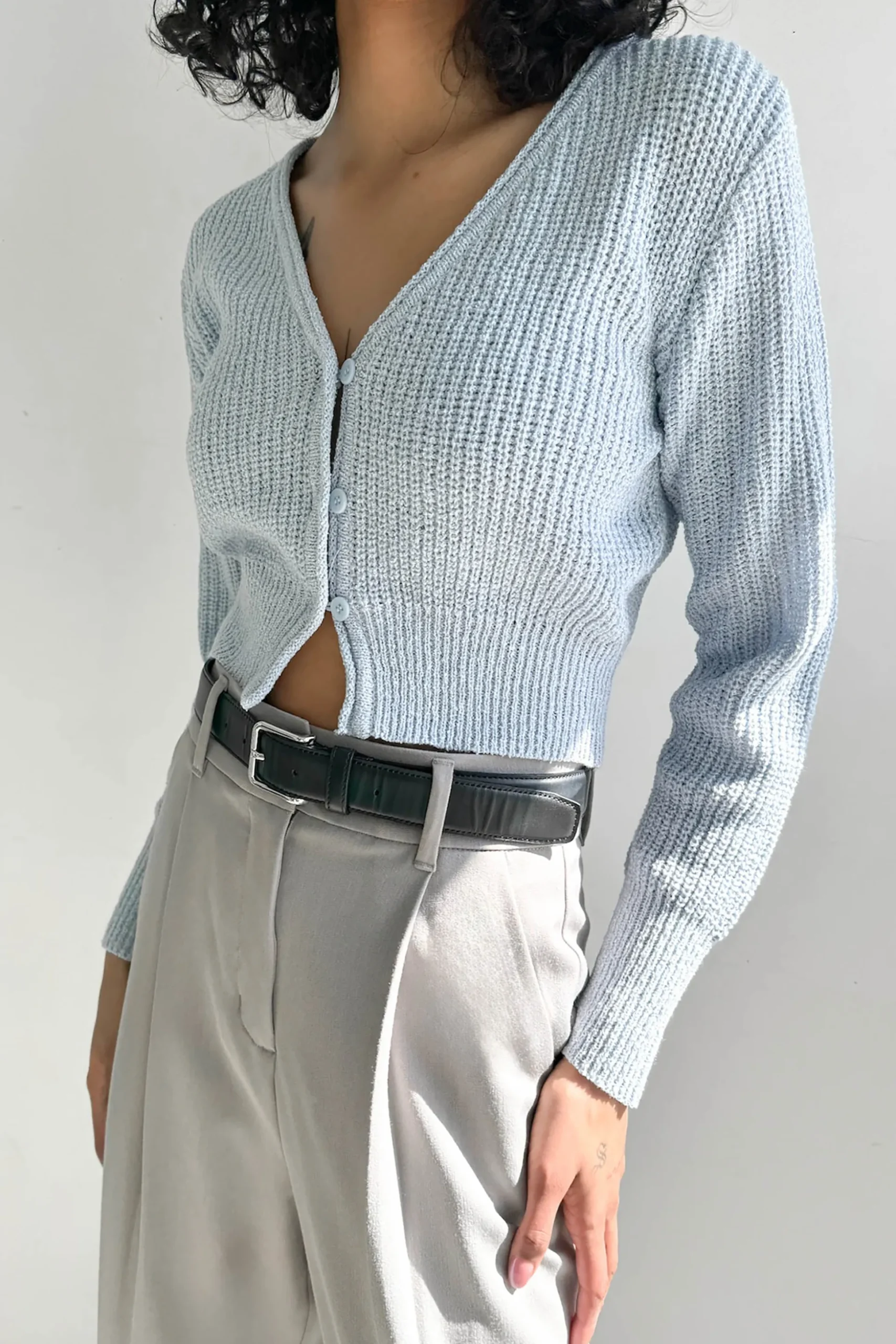 RIBBED BUTTON-FRONT CROPPED CARDIGAN