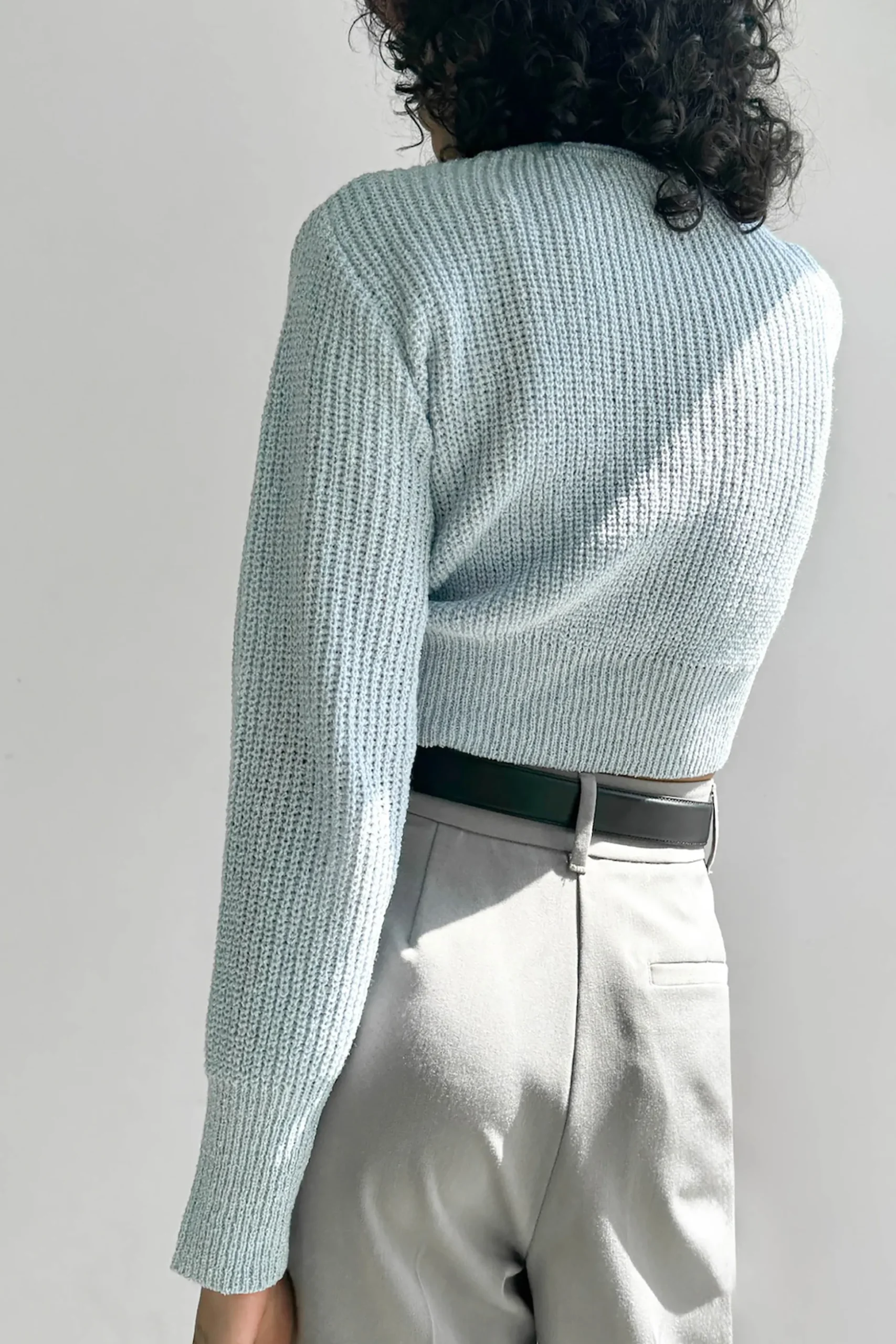 RIBBED BUTTON-FRONT CROPPED CARDIGAN