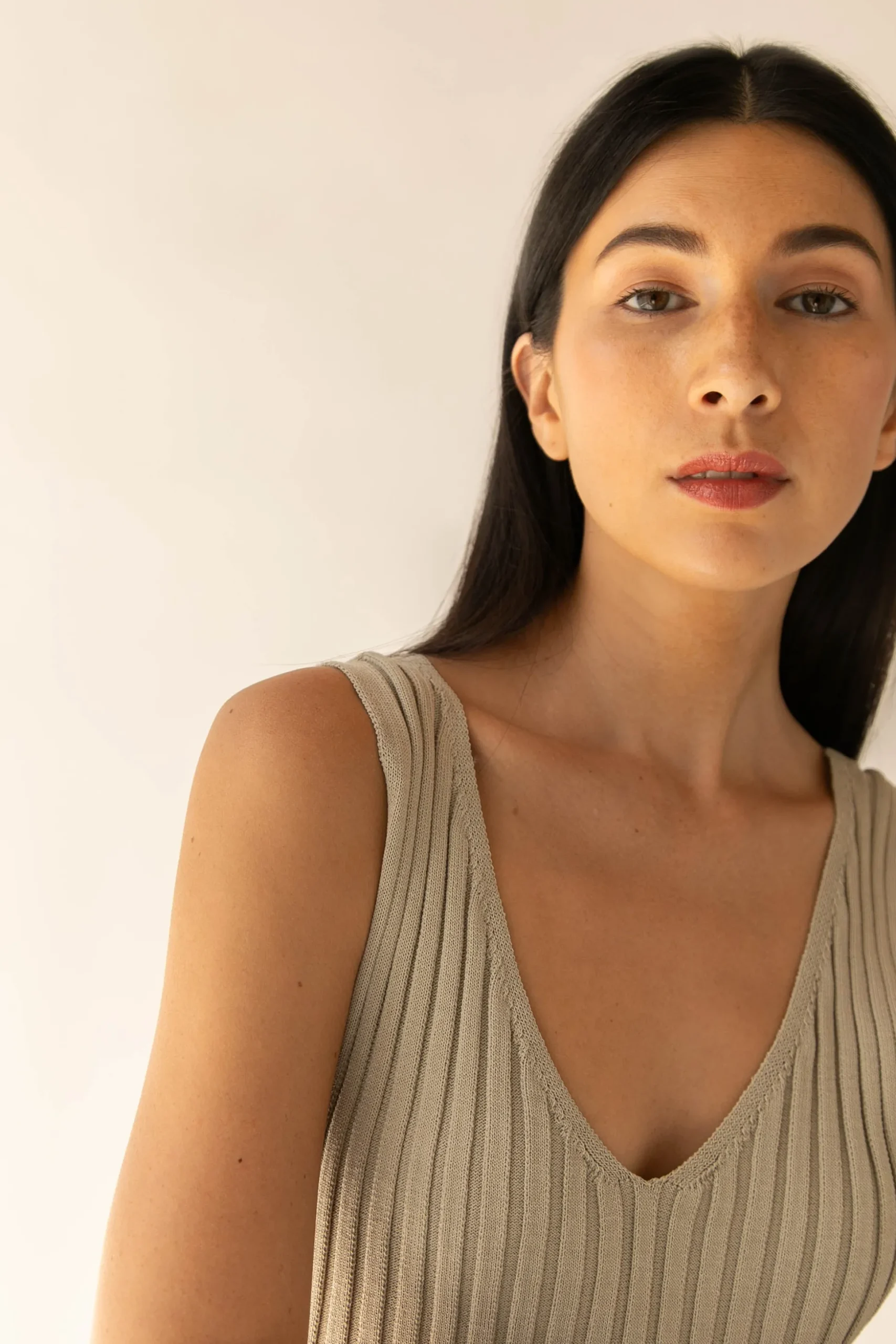 RIB-KNIT V-NECK TANK