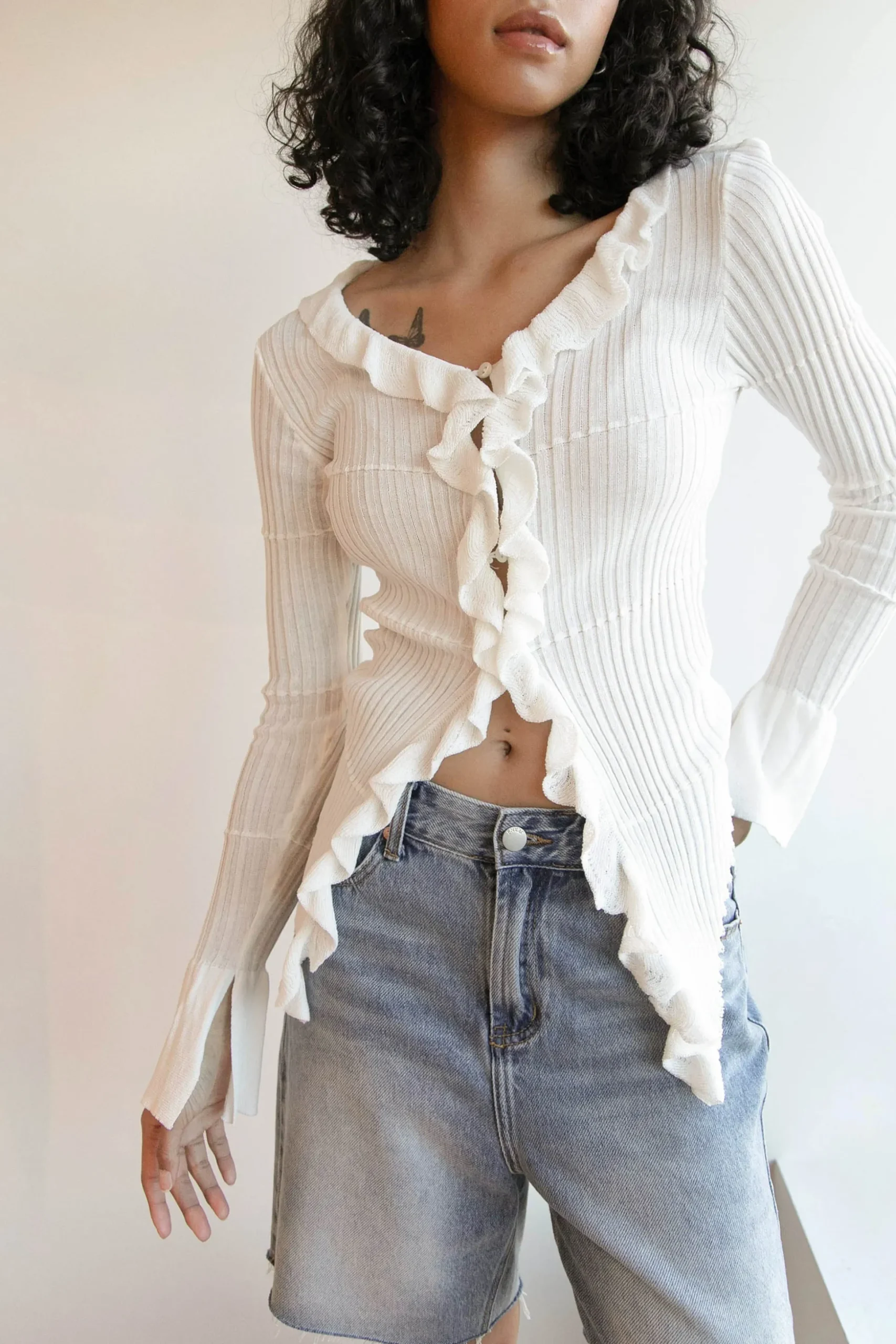 RUFFLED V-NECK LONG SLEEVE TOP