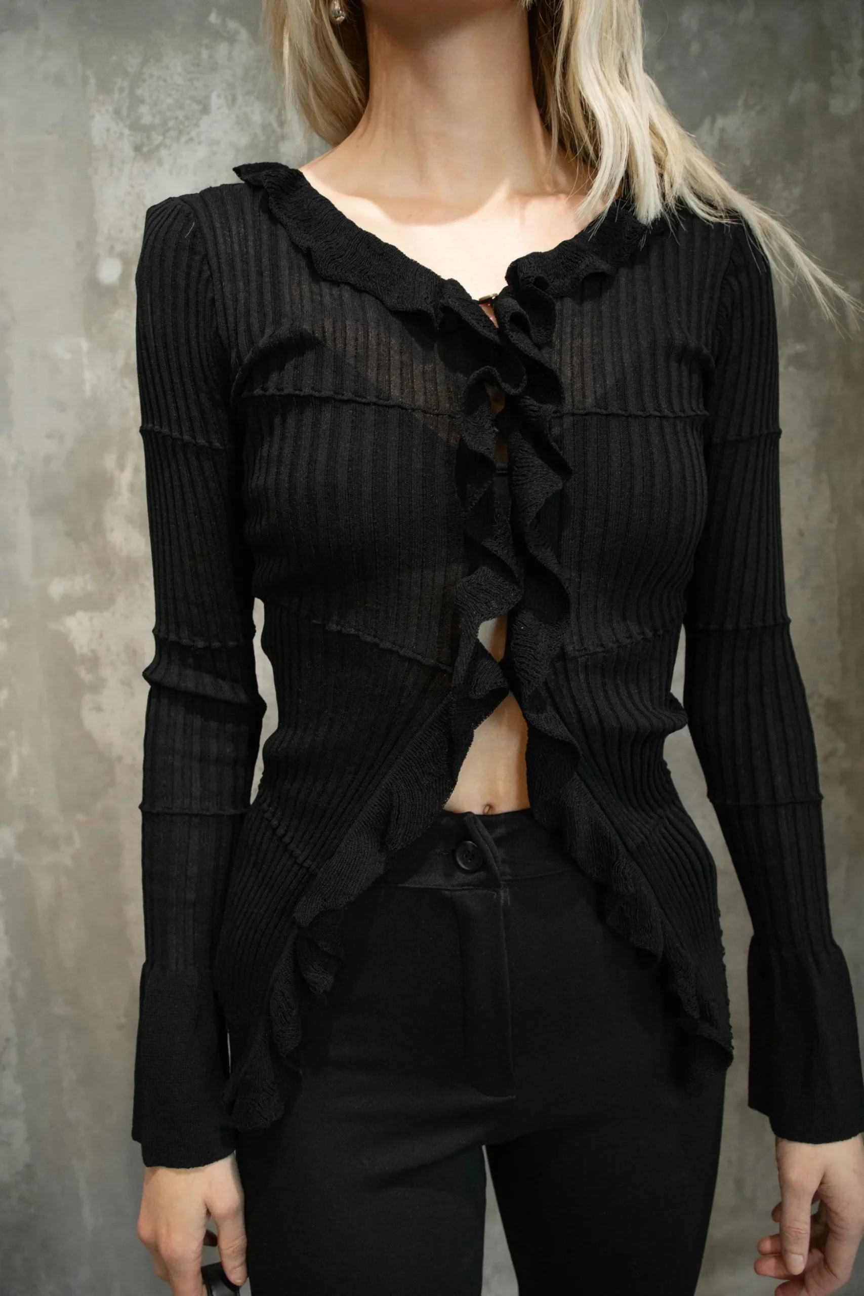 RUFFLED V-NECK LONG SLEEVE TOP