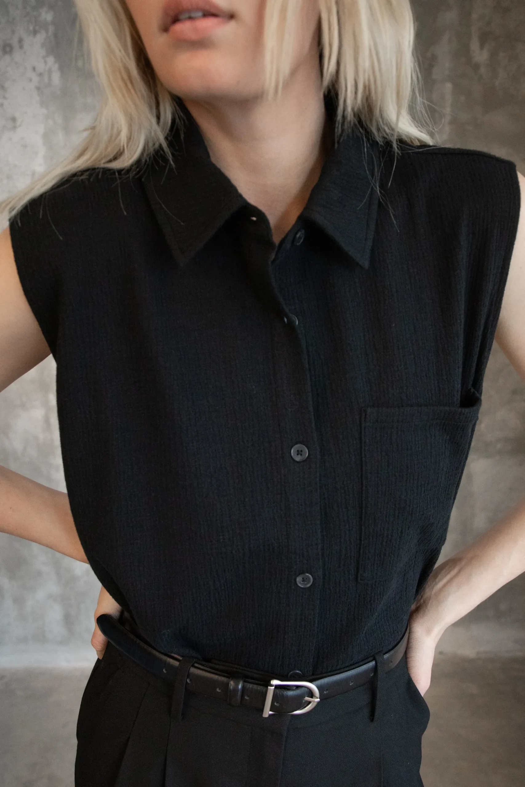 SLEEVELESS OVERSIZED KNIT SHIRT