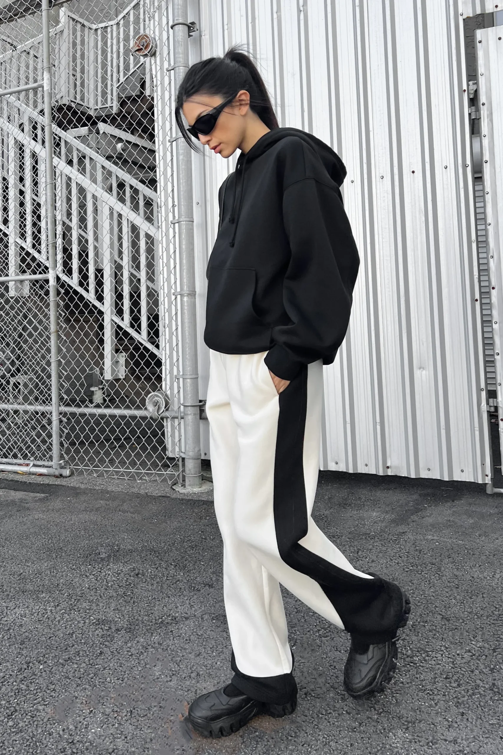 SWEATPANT WITH SEAM DETAIL