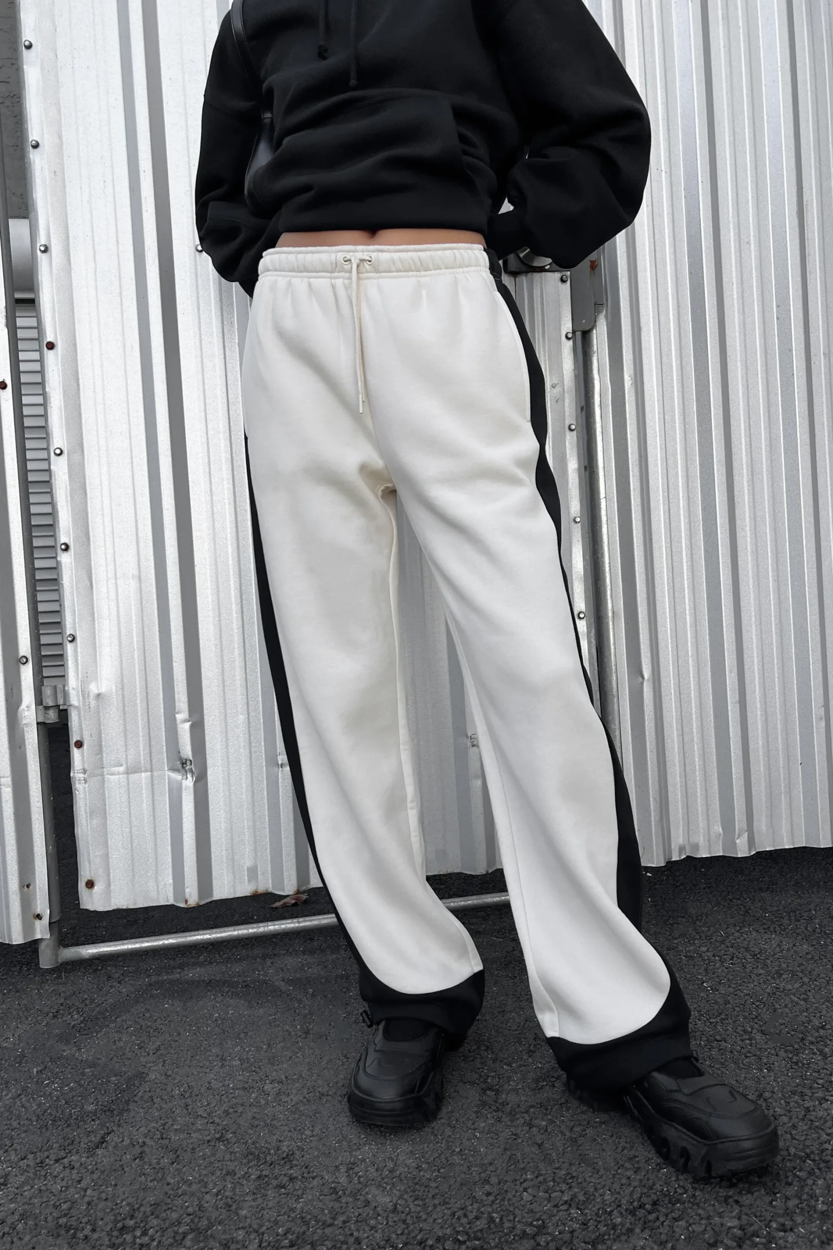 SWEATPANT WITH SEAM DETAIL