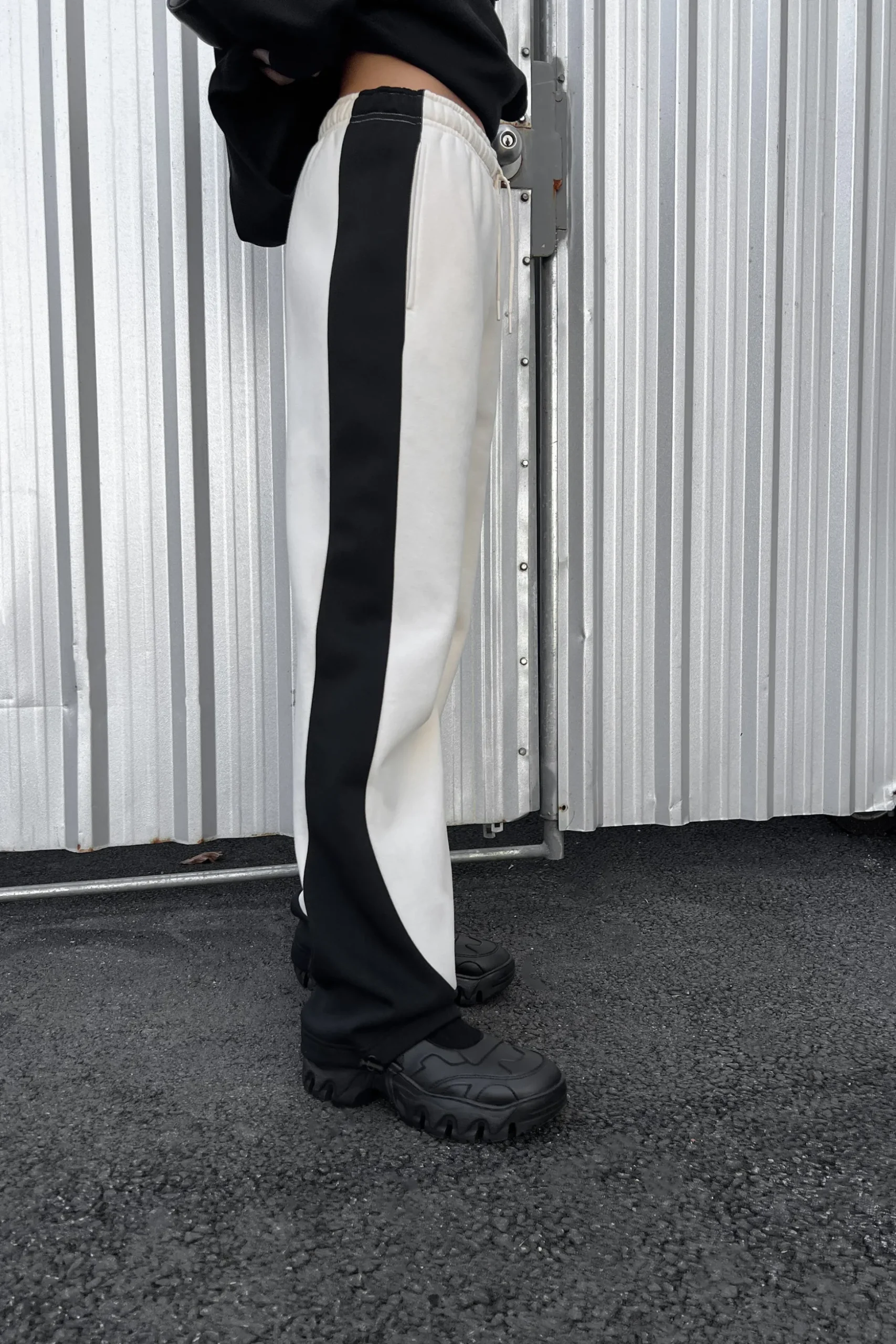 SWEATPANT WITH SEAM DETAIL